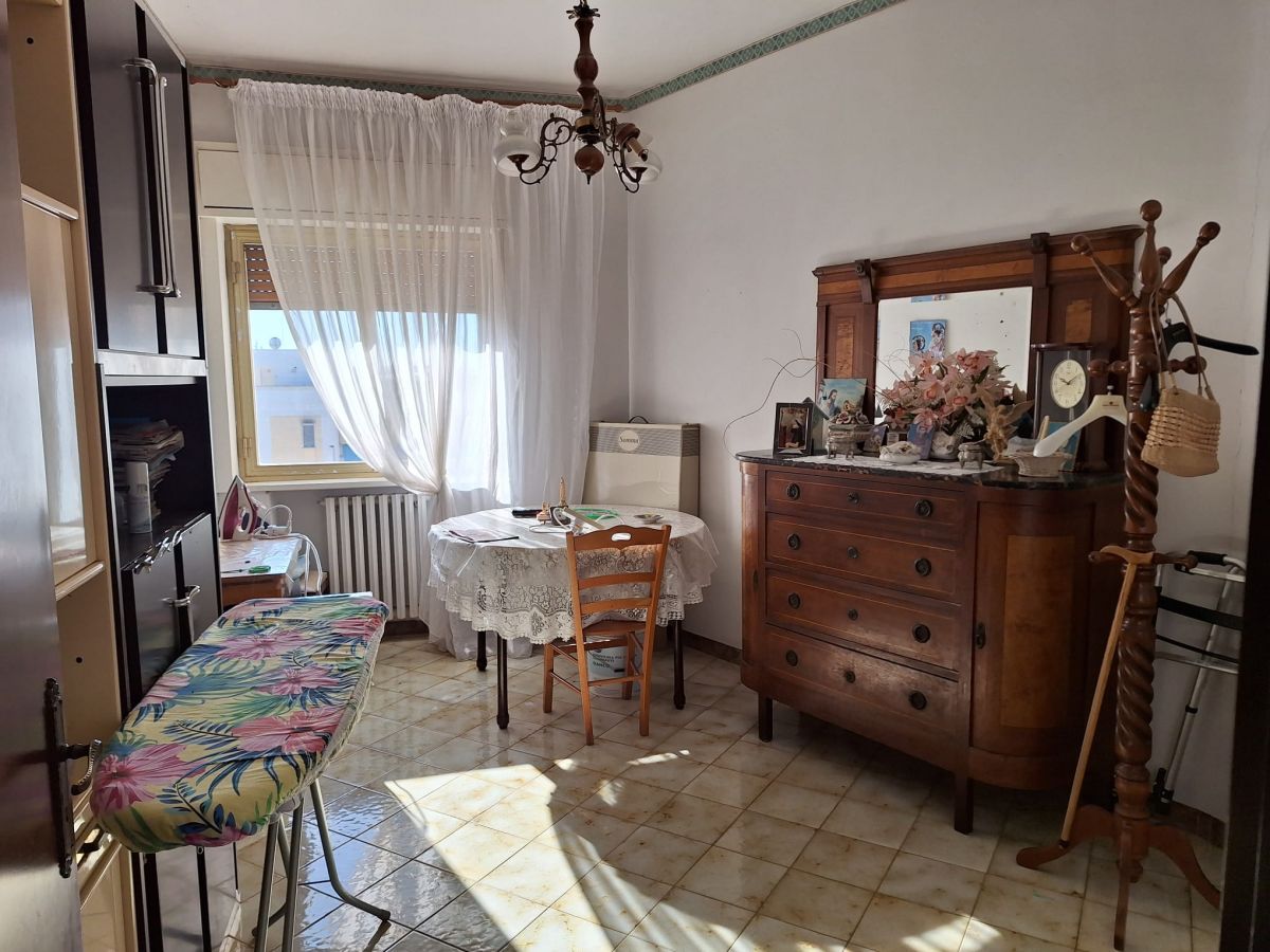 Appartamento di  4 vani /145 mq  a Noicattaro (zona zona via capurso)