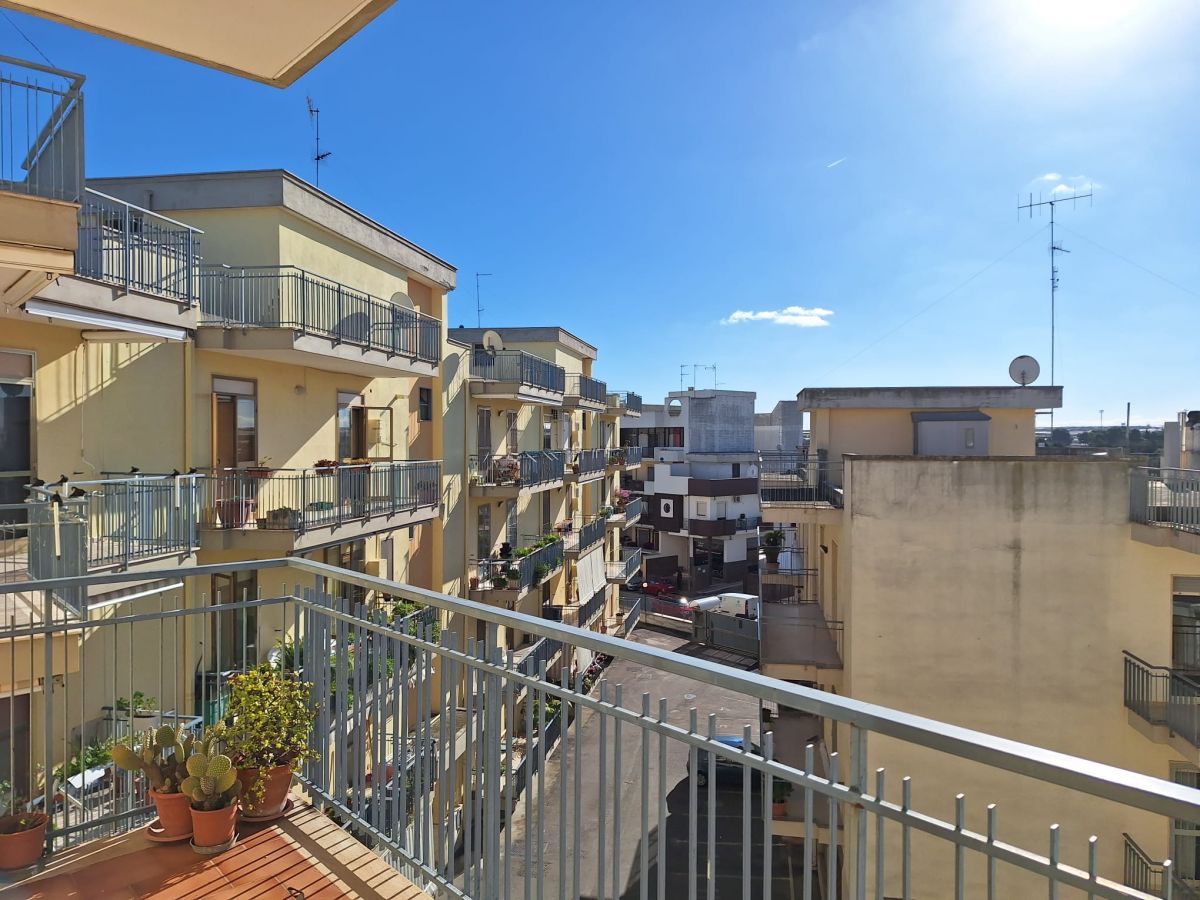 Appartamento di  4 vani /145 mq  a Noicattaro (zona zona via capurso)