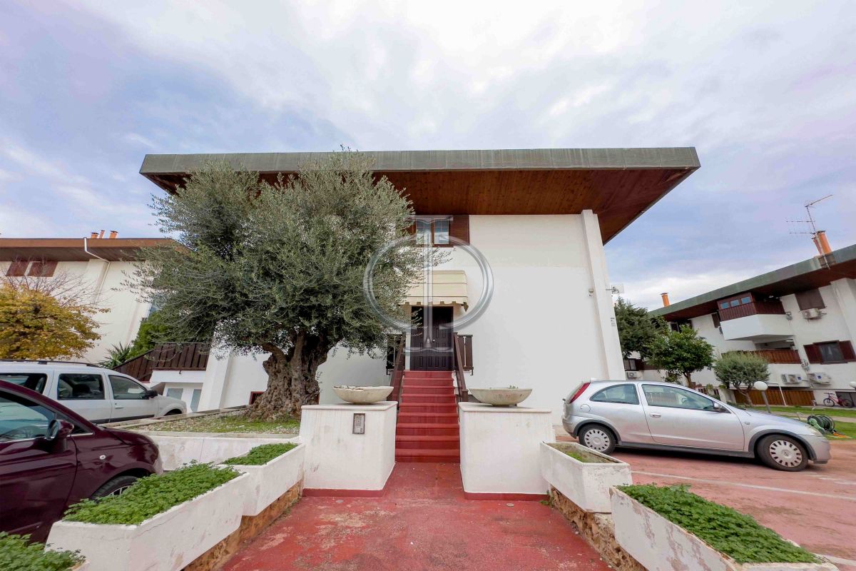 Villa (zona residenziale) di  6 vani /270 mq  a Bari - San Pasquale alta