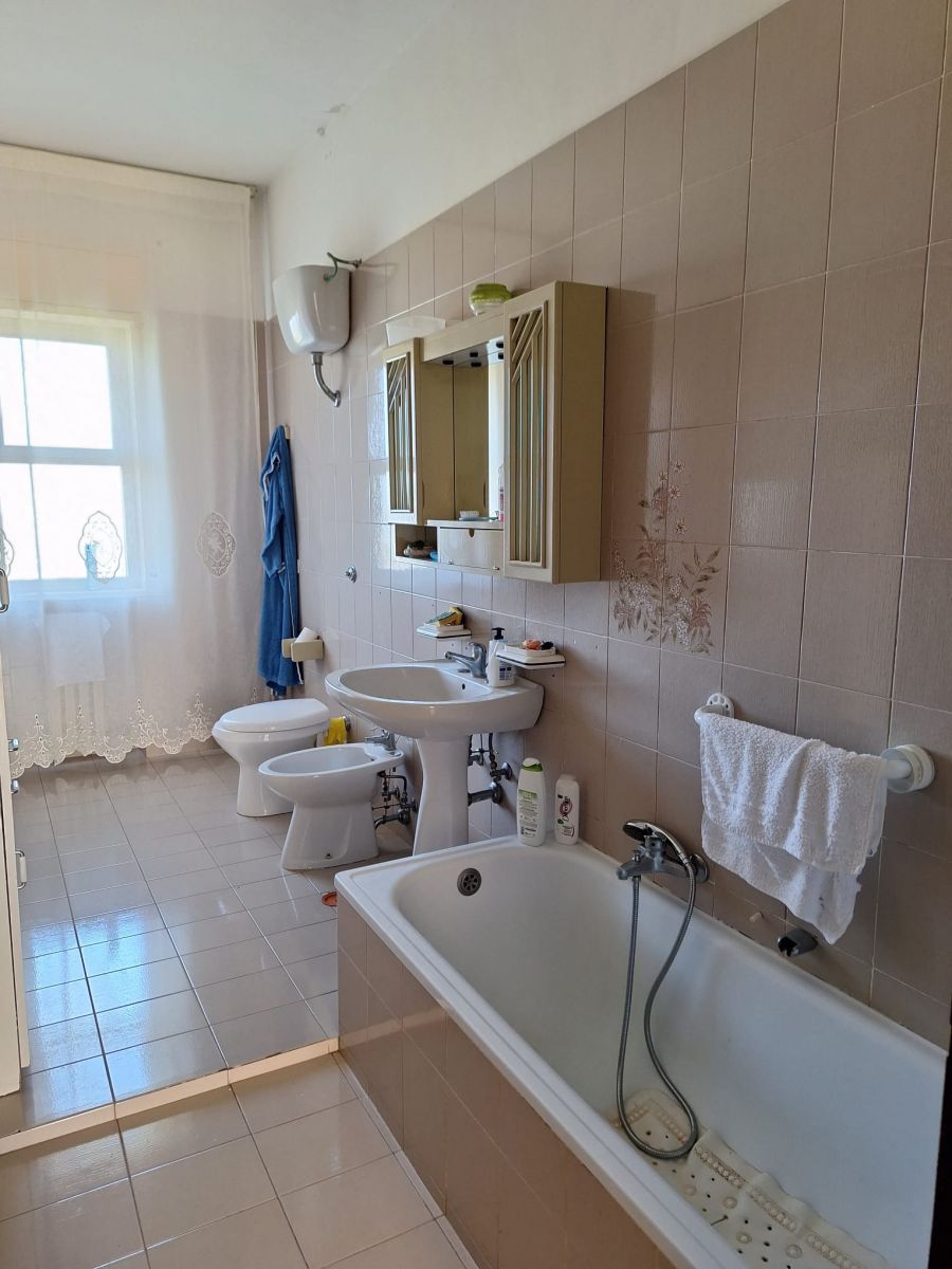 Appartamento di  4 vani /145 mq  a Noicattaro (zona zona via capurso)