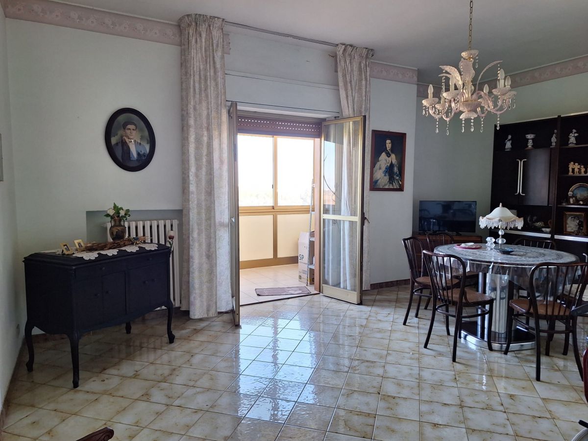 Appartamento di  4 vani /145 mq  a Noicattaro (zona zona via capurso)