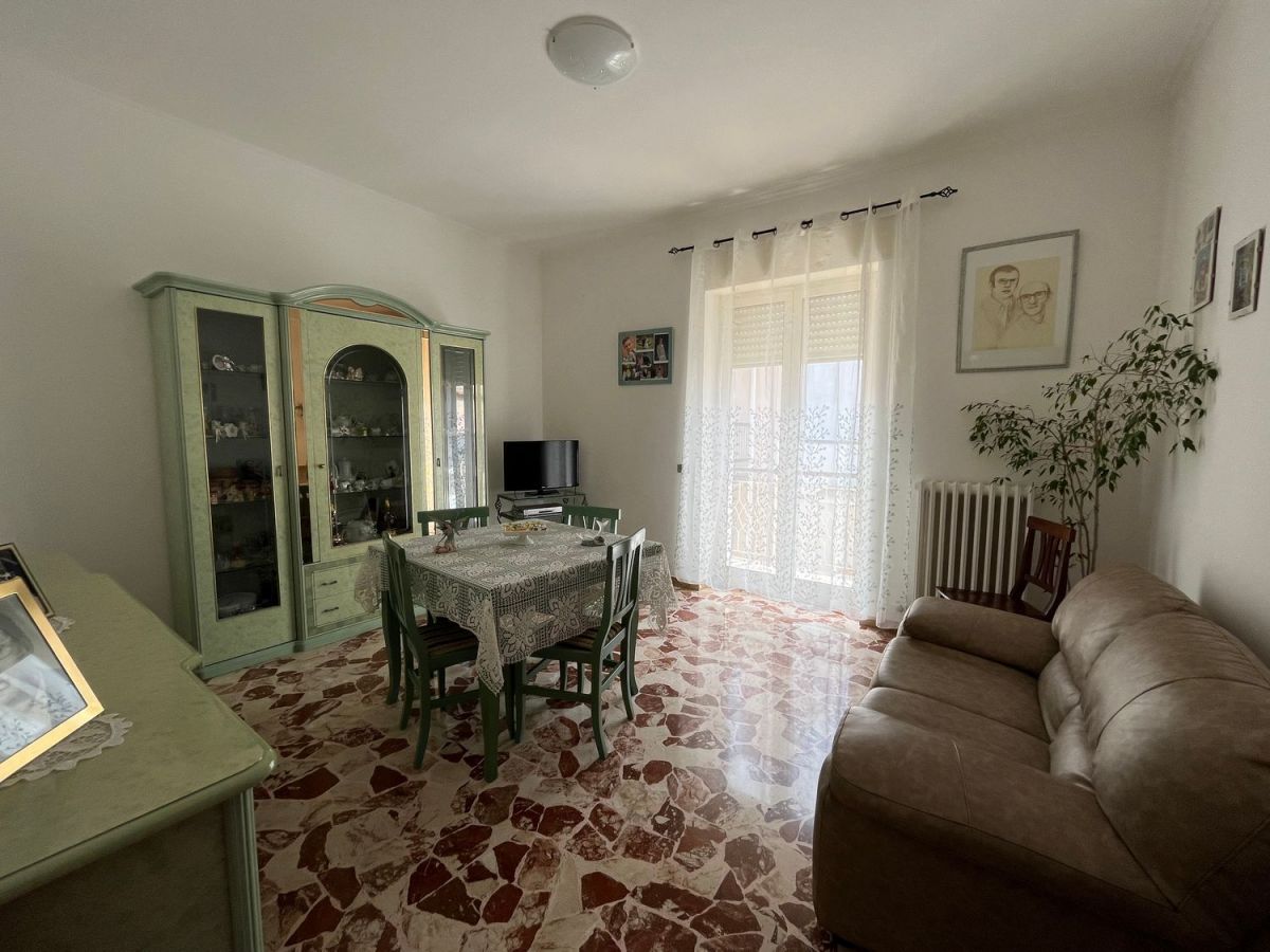 Appartamento di  3 vani /80 mq  a Bitetto (zona Via Sannicandro)