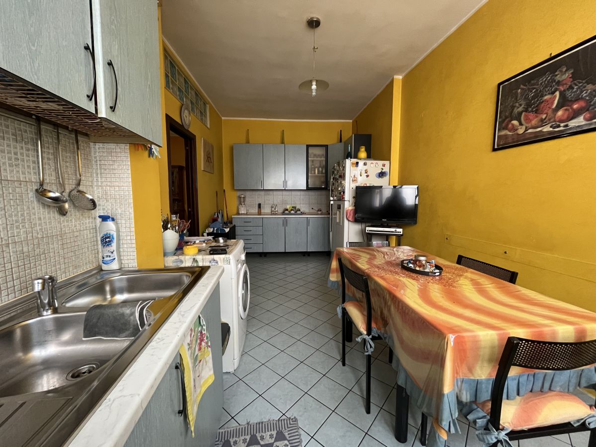 Appartamento di  3 vani /120 mq  a Bitetto (zona Via Bitritto)