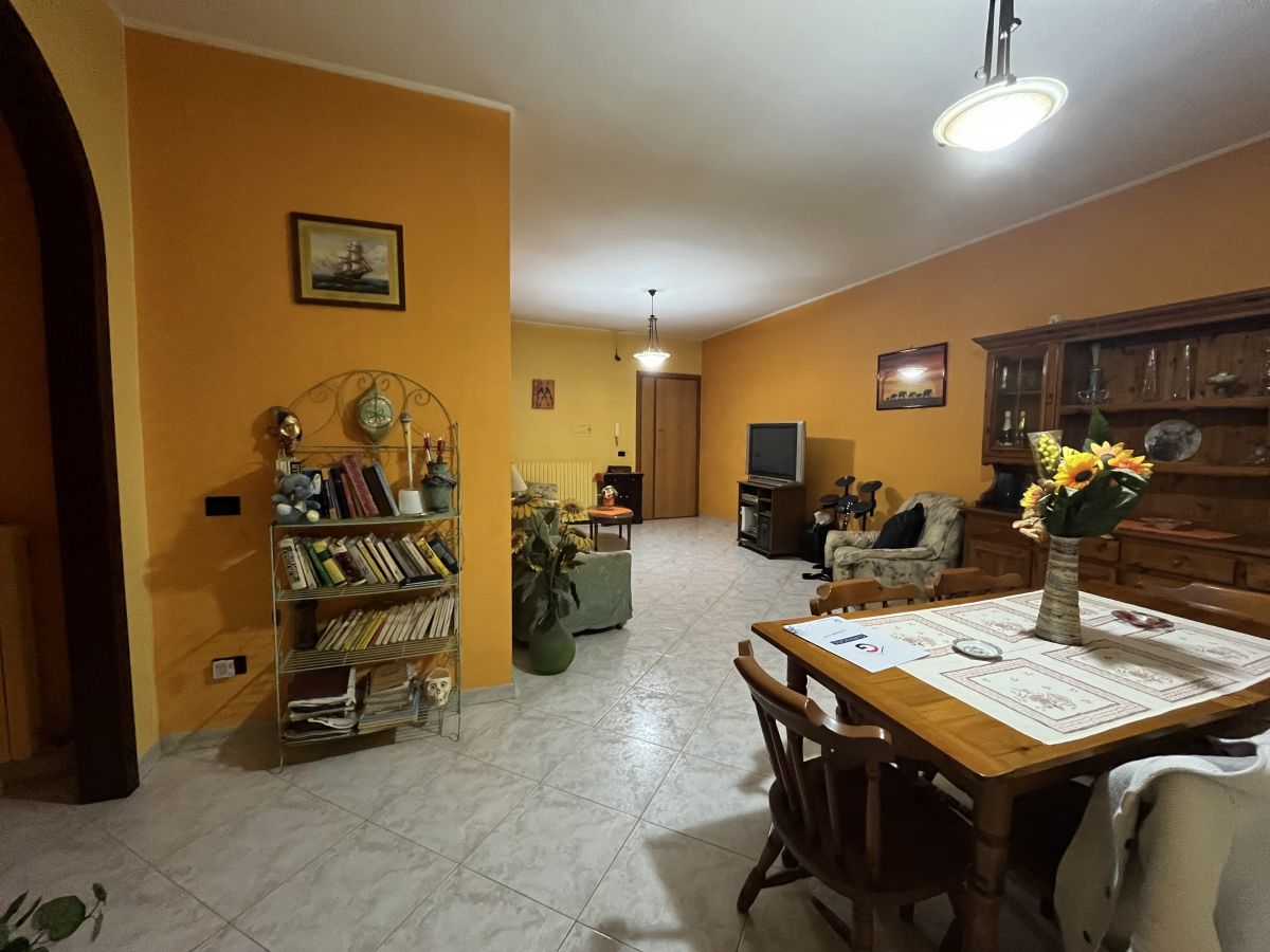 Appartamento di  3 vani /120 mq  a Bitetto (zona Via Bitritto)