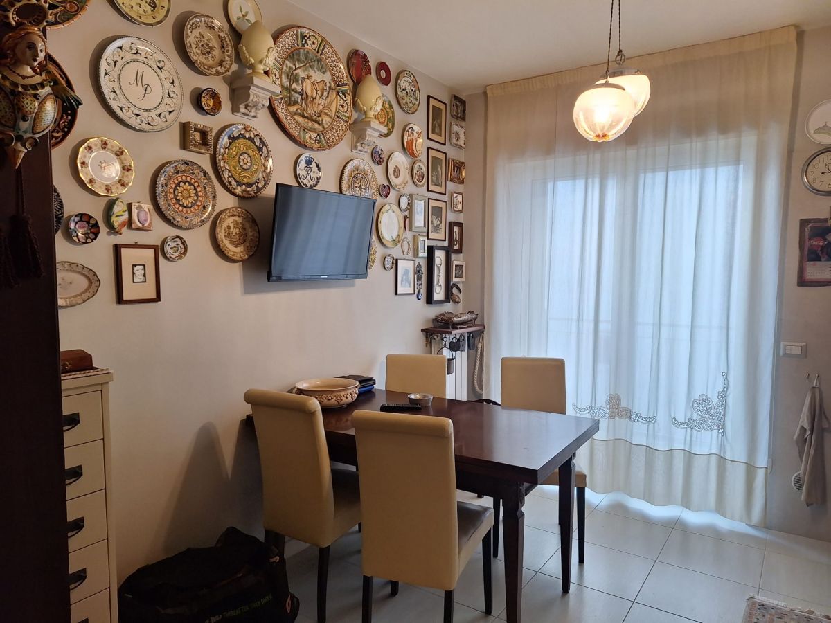 Appartamento di  3 vani /70 mq  a Noicattaro (zona zona centro)