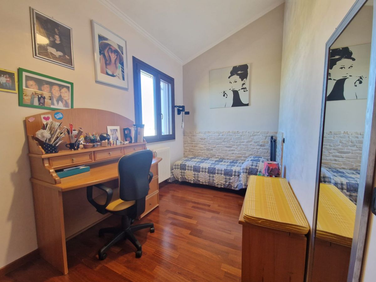 Appartamento di  6 vani /345 mq  a Trani (zona Capirro)