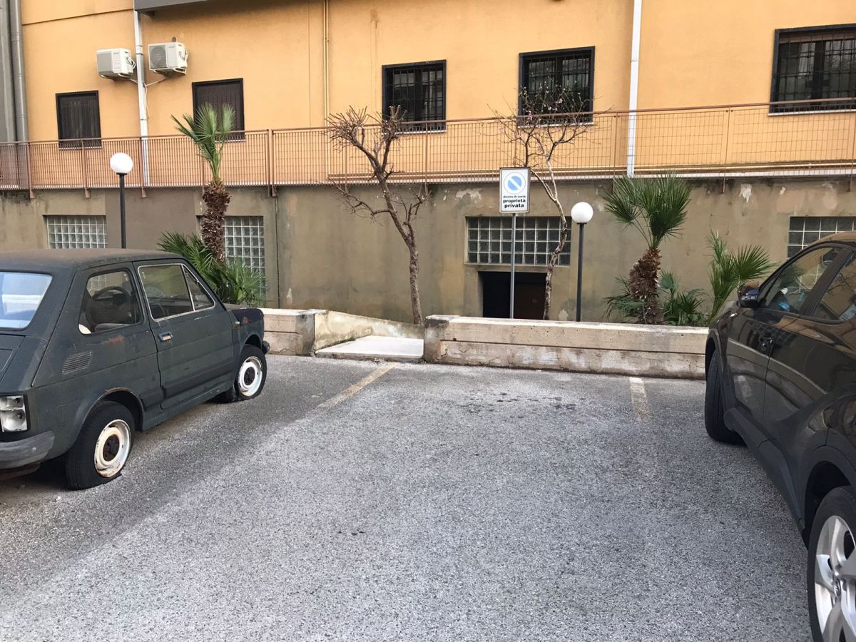 Ufficio di  6 vani /245 mq  a Bari - Poggiofranco (zona tribunale penale)