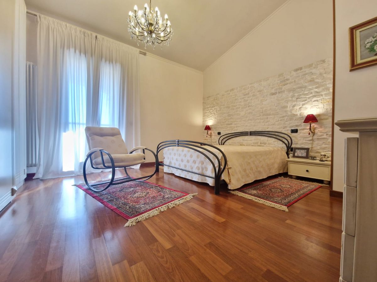 Appartamento di  6 vani /345 mq  a Trani (zona Capirro)