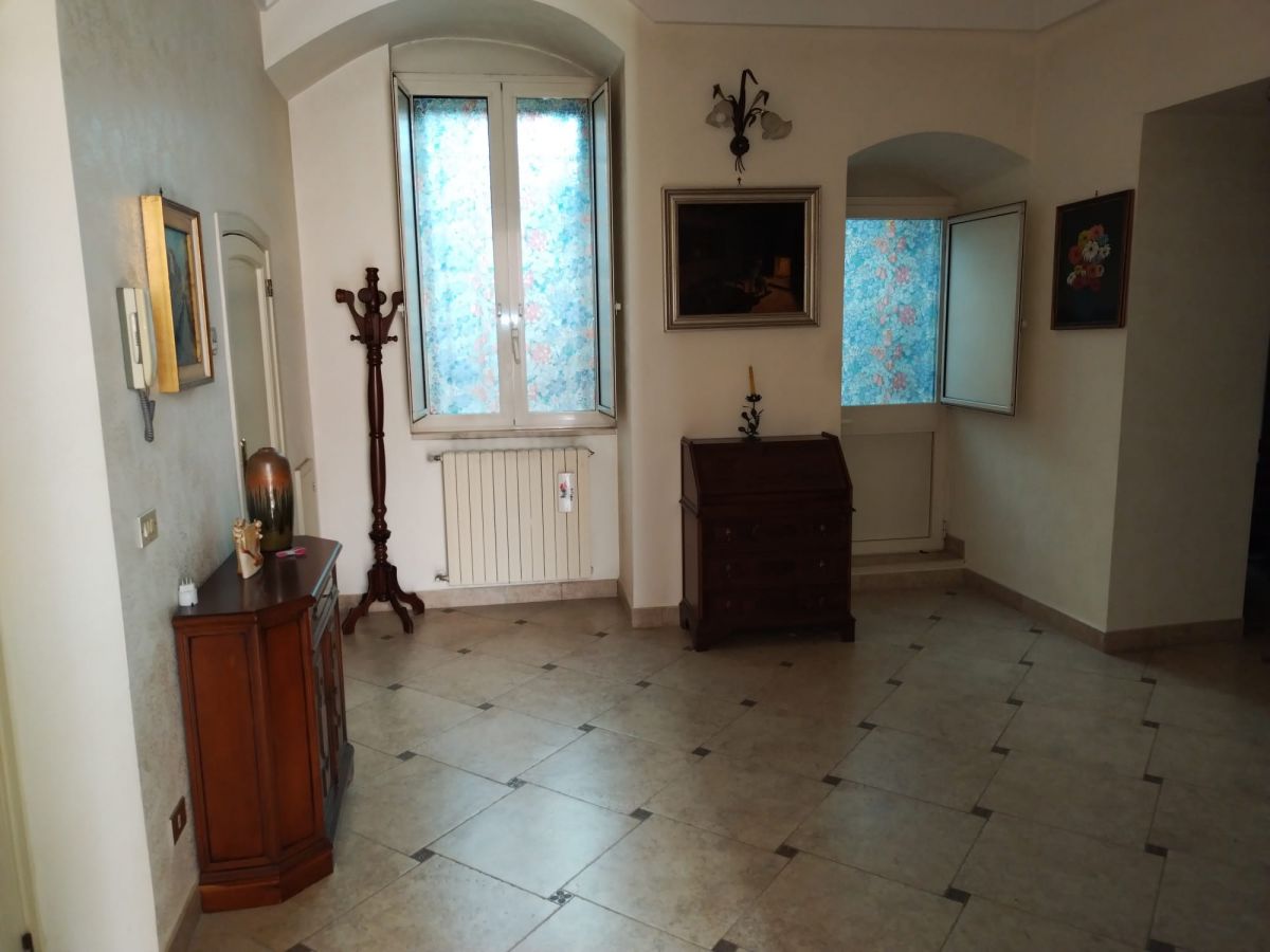 Casa indipendente di  5 vani /225 mq  a Casamassima (zona Centro)