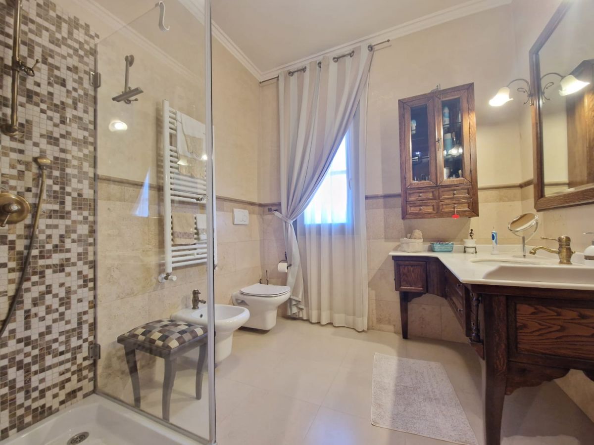 Appartamento di  6 vani /345 mq  a Trani (zona Capirro)