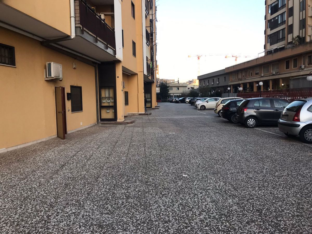 Ufficio di  6 vani /245 mq  a Bari - Poggiofranco (zona tribunale penale)