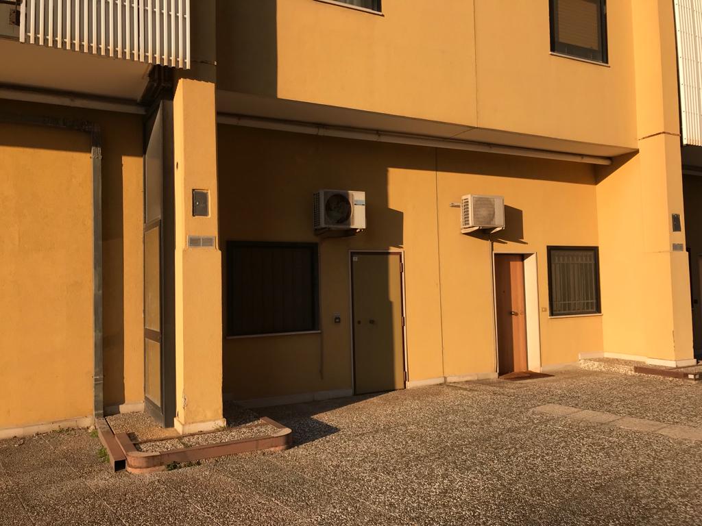 Ufficio di  6 vani /245 mq  a Bari - Poggiofranco (zona tribunale penale)