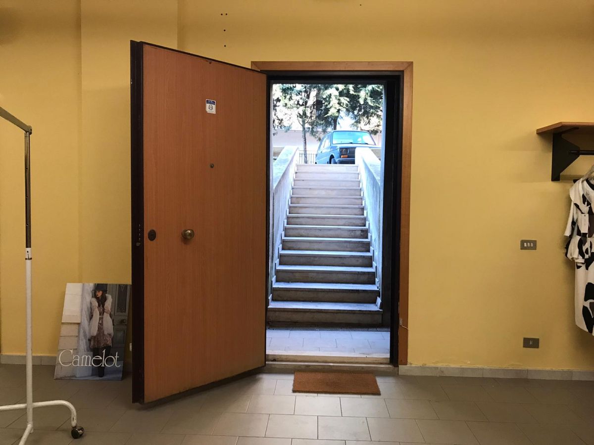 Ufficio di  6 vani /245 mq  a Bari - Poggiofranco (zona tribunale penale)