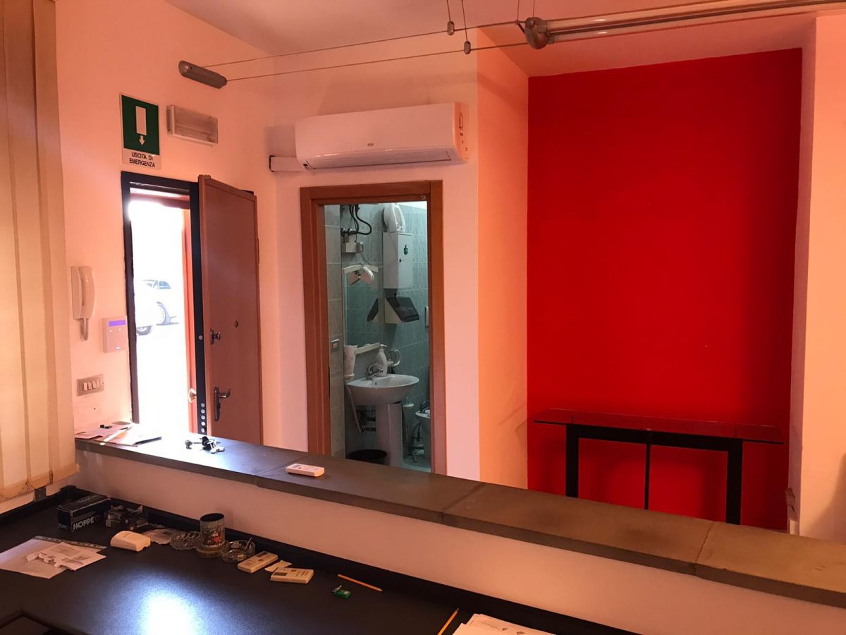 Ufficio di  6 vani /245 mq  a Bari - Poggiofranco (zona tribunale penale)