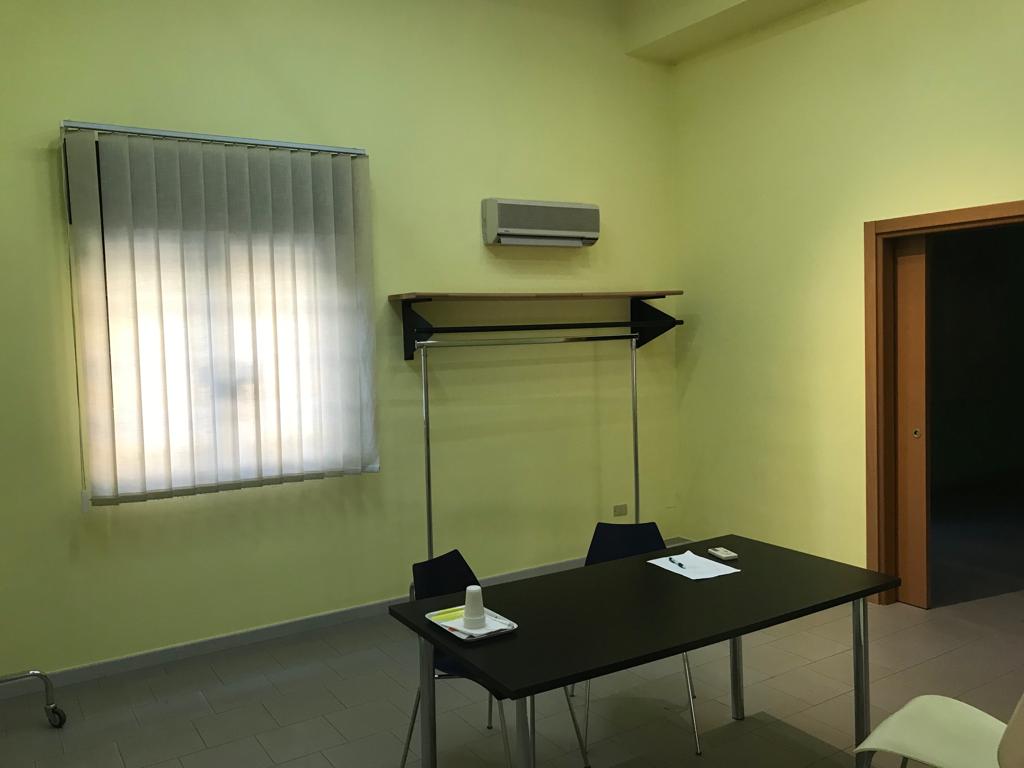 Ufficio di  6 vani /245 mq  a Bari - Poggiofranco (zona tribunale penale)