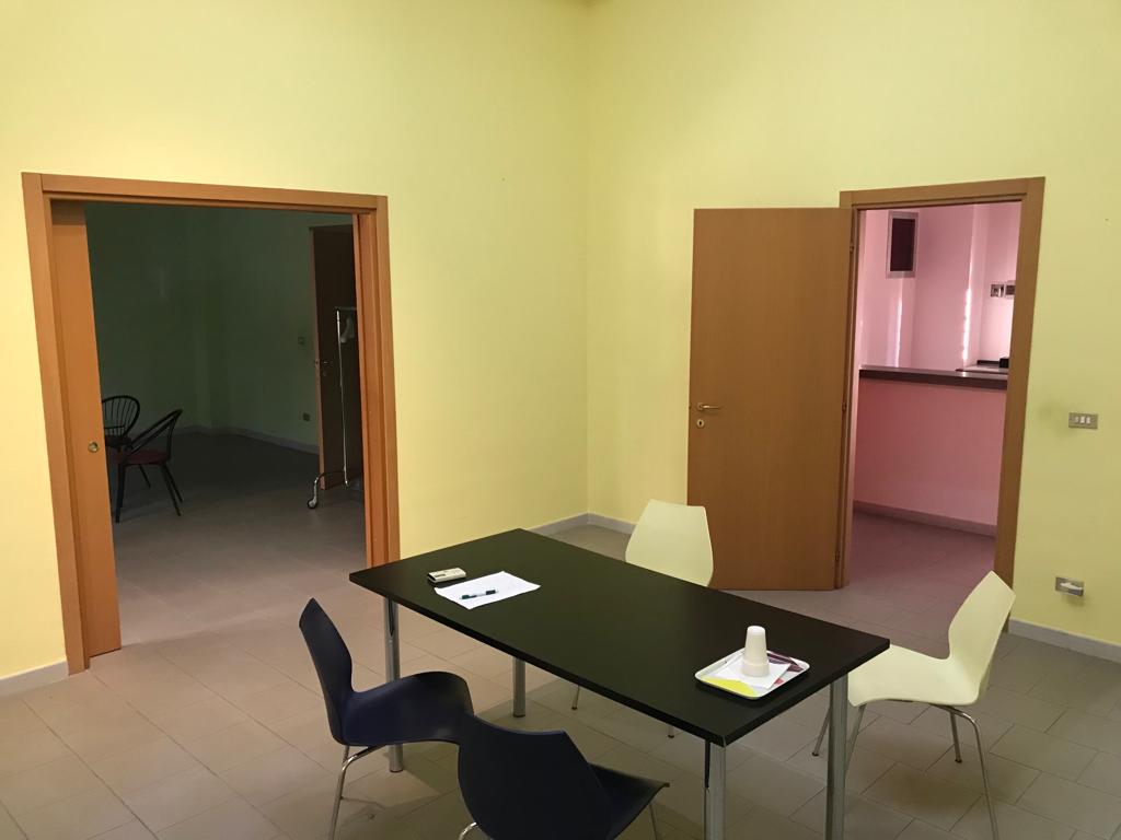 Ufficio di  6 vani /245 mq  a Bari - Poggiofranco (zona tribunale penale)