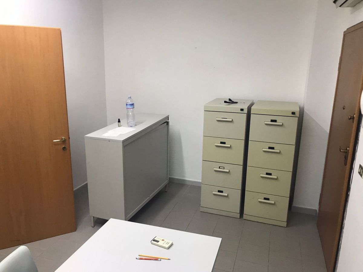 Ufficio di  6 vani /245 mq  a Bari - Poggiofranco (zona tribunale penale)