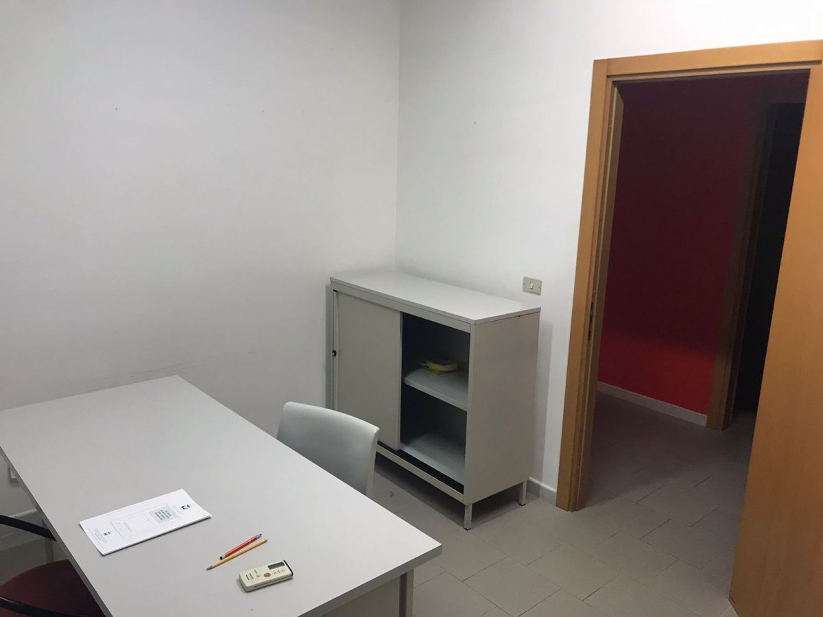 Ufficio di  6 vani /245 mq  a Bari - Poggiofranco (zona tribunale penale)