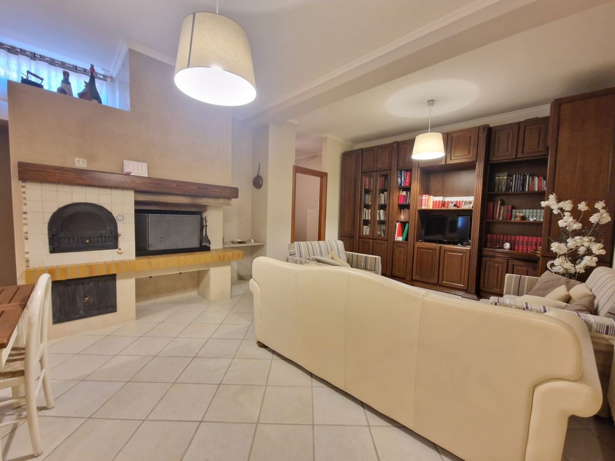 Appartamento di  6 vani /345 mq  a Trani (zona Capirro)