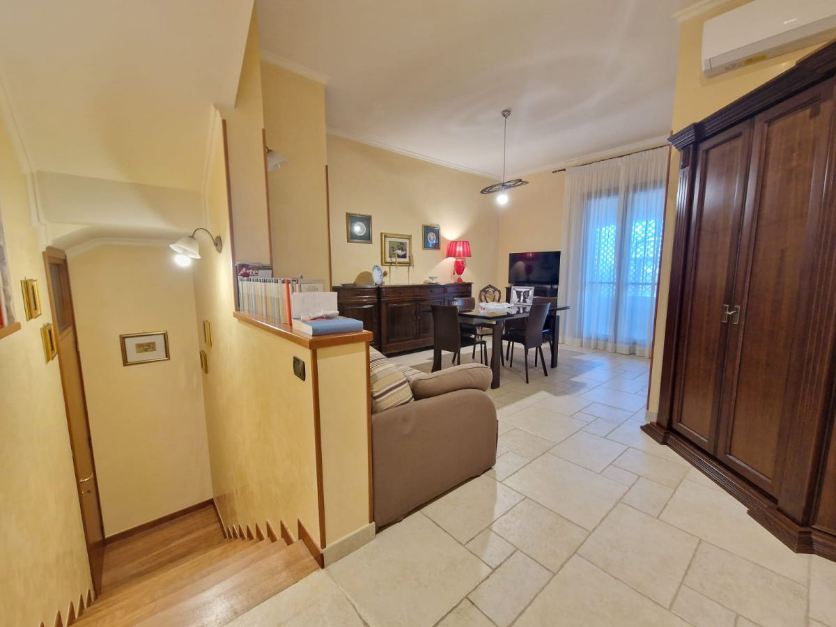 Appartamento di  6 vani /345 mq  a Trani (zona Capirro)