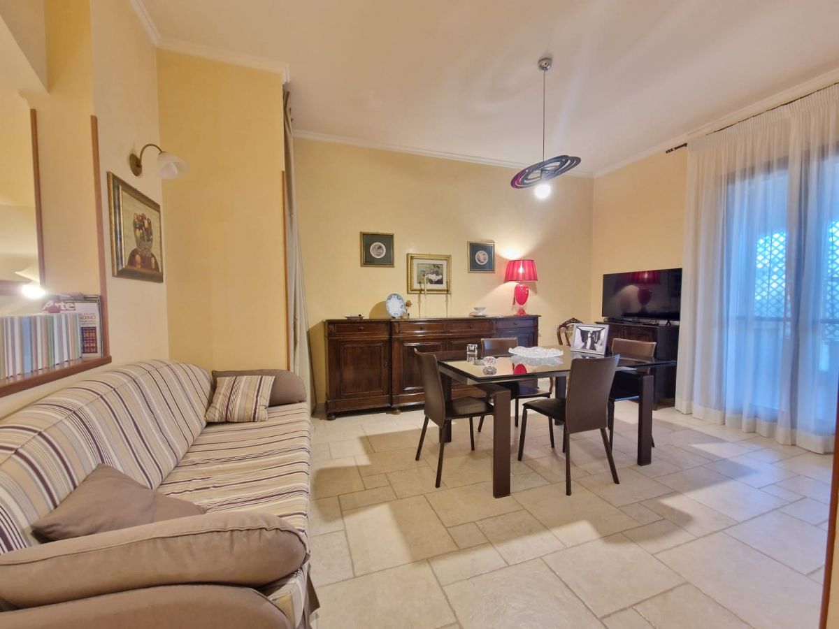 Appartamento di  6 vani /345 mq  a Trani (zona Capirro)