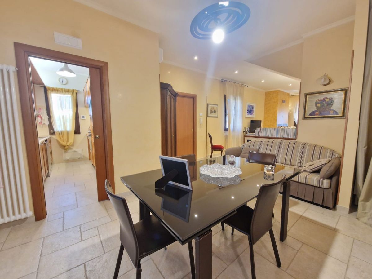 Appartamento di  6 vani /345 mq  a Trani (zona Capirro)