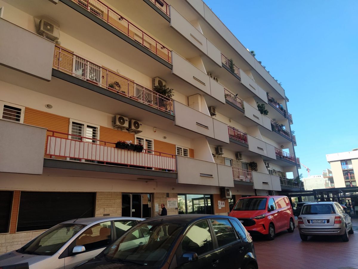 Appartamento di  5 vani /143 mq  a Bari - Poggiofranco