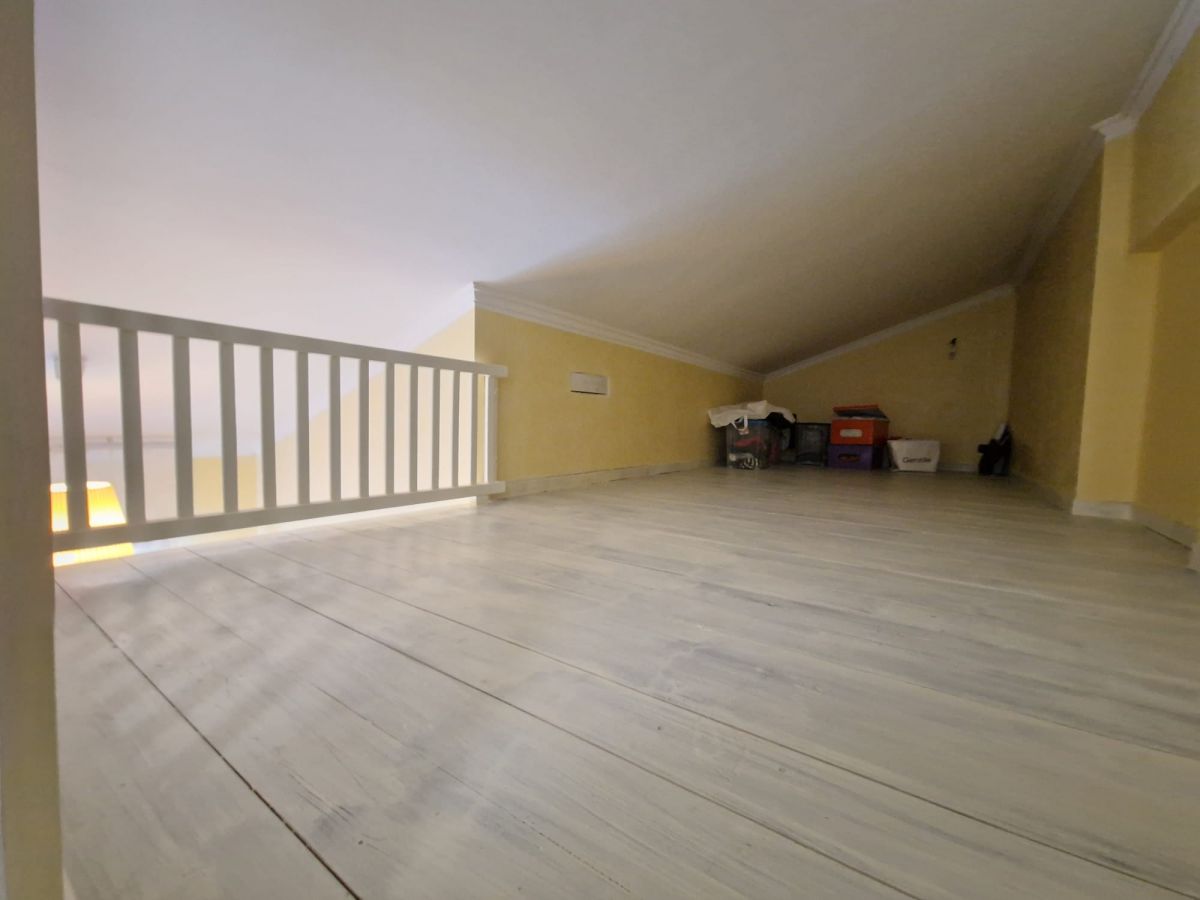 Appartamento di  6 vani /345 mq  a Trani (zona Capirro)