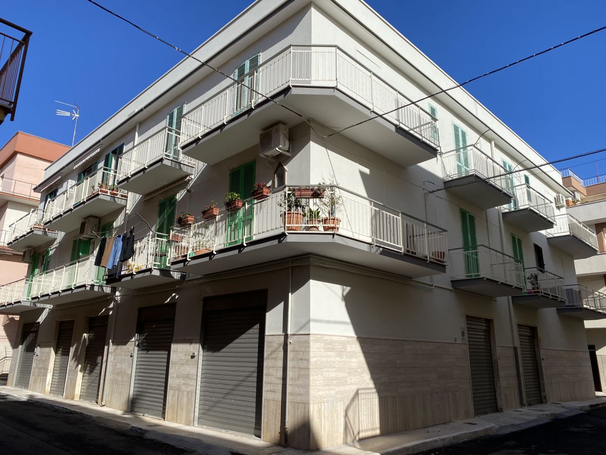 Appartamento di  4 vani /110 mq  a Corato (zona Piazza Palermo)