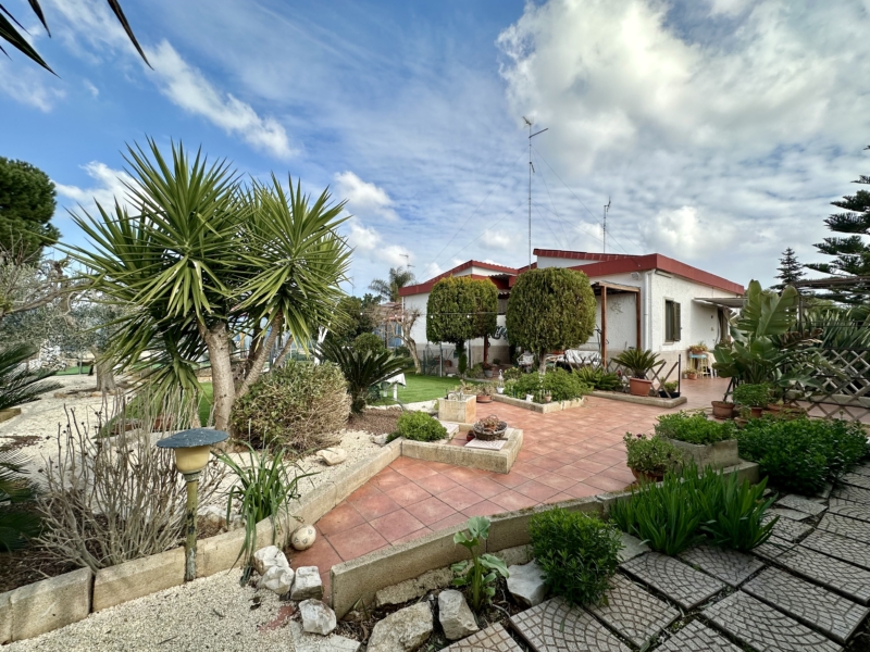 Villa indipendente con ampio giardino