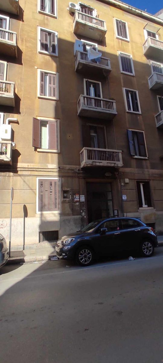 Magazzino di  10 vani /169 mq  a Bari - Libertà  (zona Brigata Reggina)