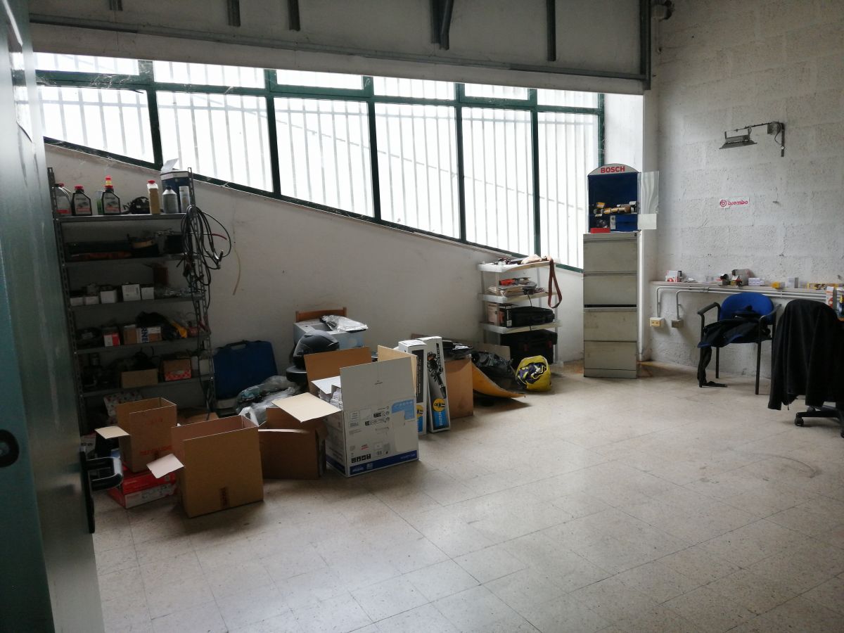 Auto officina di  6 vani /700 mq  a Bari - Carbonara