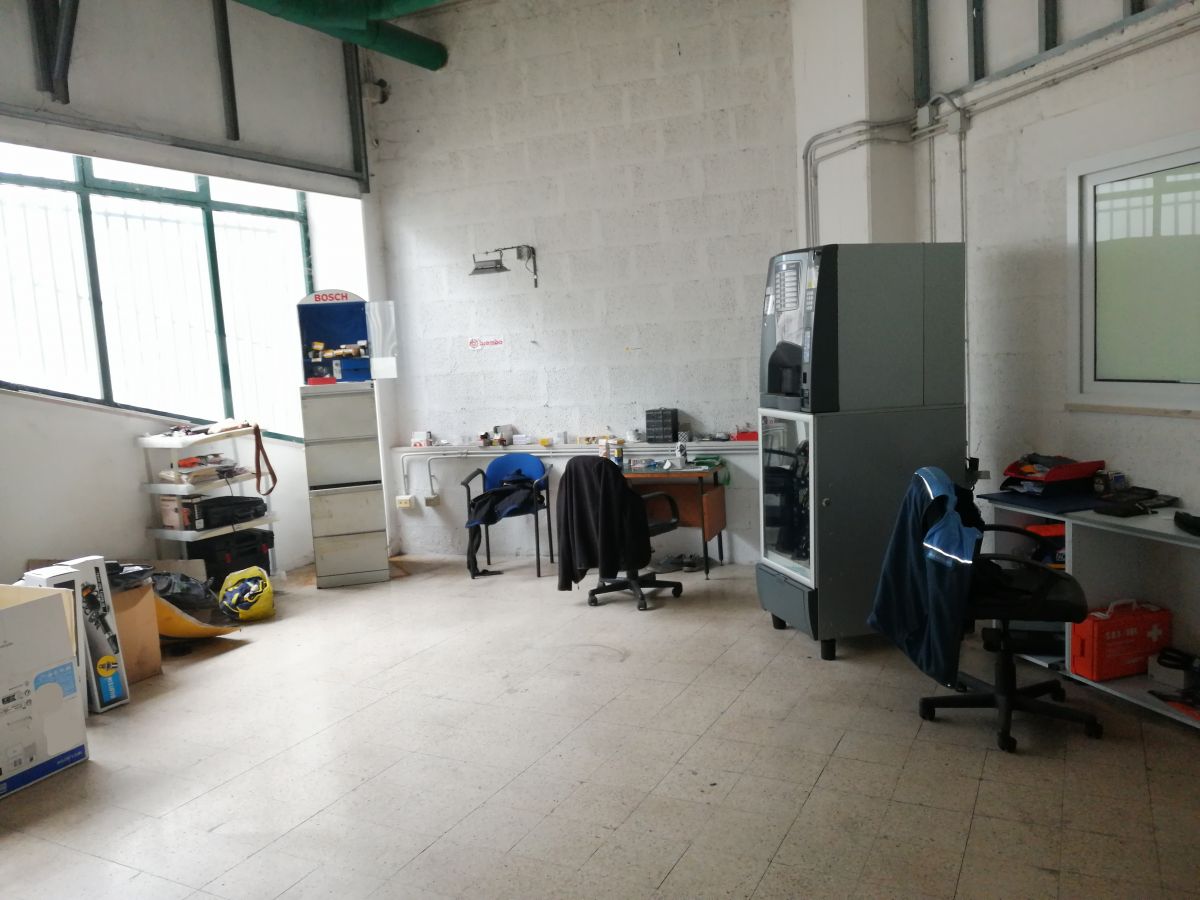 Auto officina di  6 vani /700 mq  a Bari - Carbonara