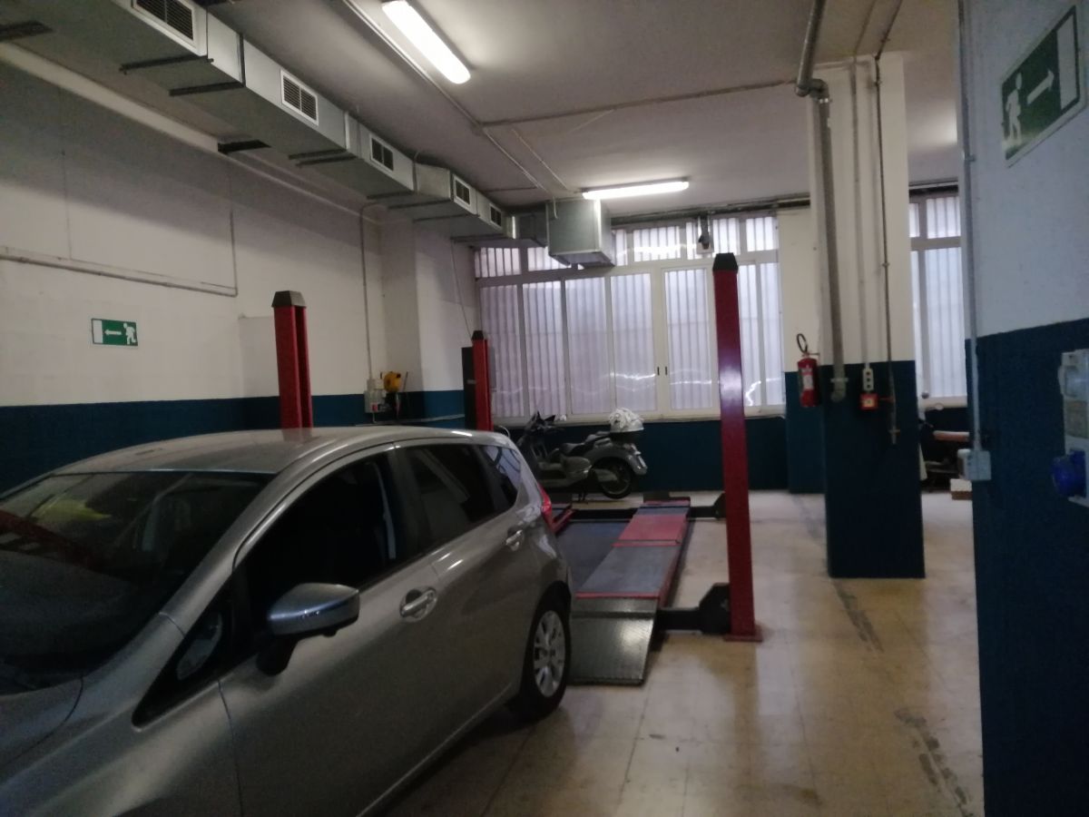 Auto officina di  6 vani /700 mq  a Bari - Carbonara