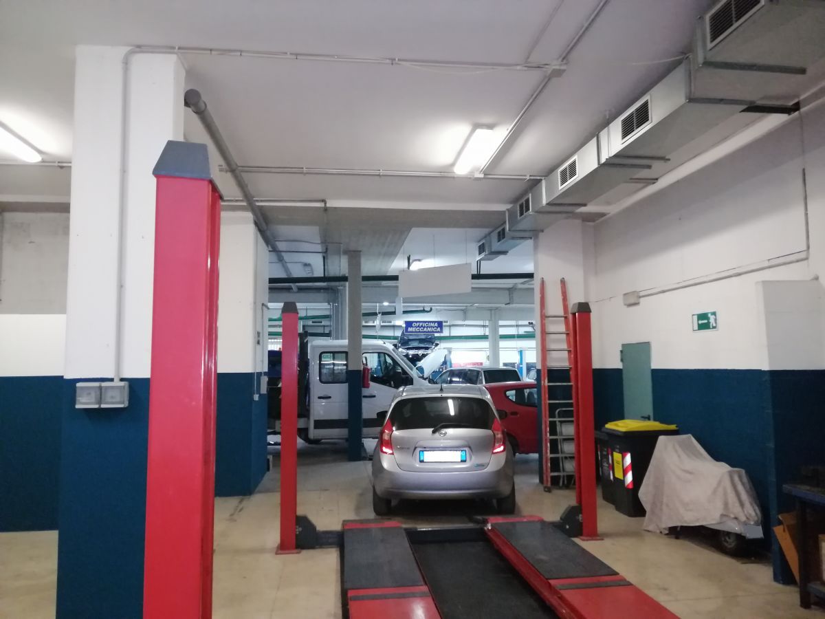 Auto officina di  6 vani /700 mq  a Bari - Carbonara