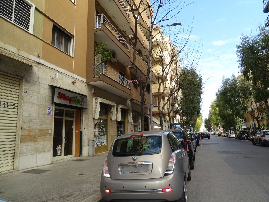 Affitto Locale Commerciale in Bari Viale Salandra, Rione Picone