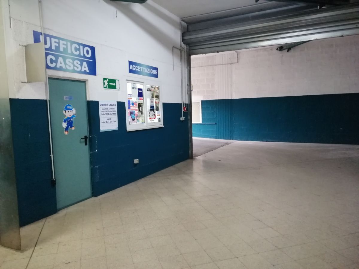 Auto officina di  6 vani /700 mq  a Bari - Carbonara