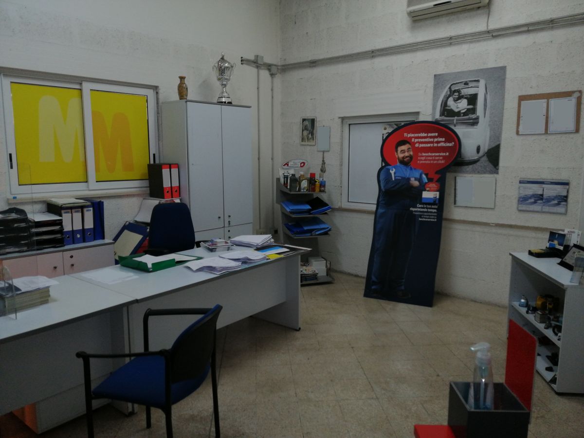 Auto officina di  6 vani /700 mq  a Bari - Carbonara