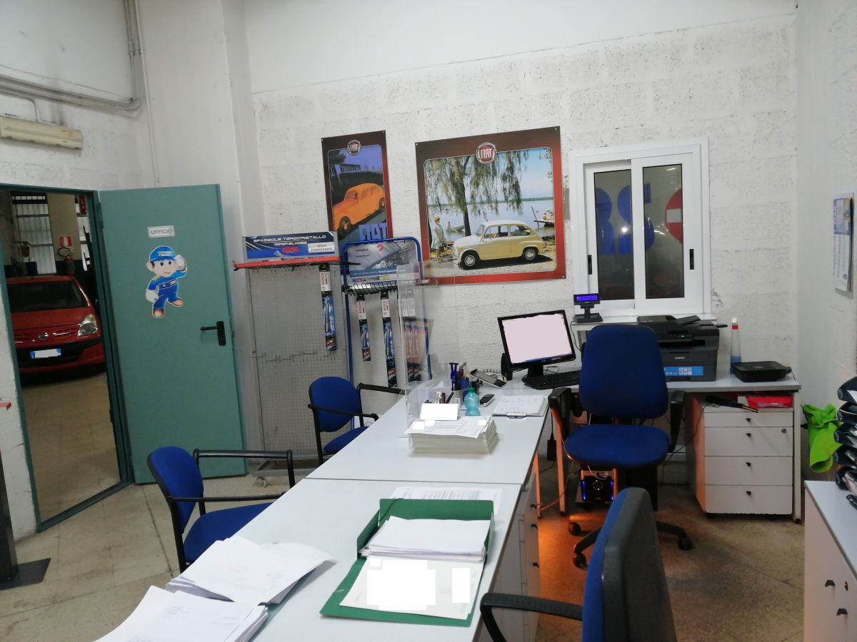 Auto officina di  6 vani /700 mq  a Bari - Carbonara