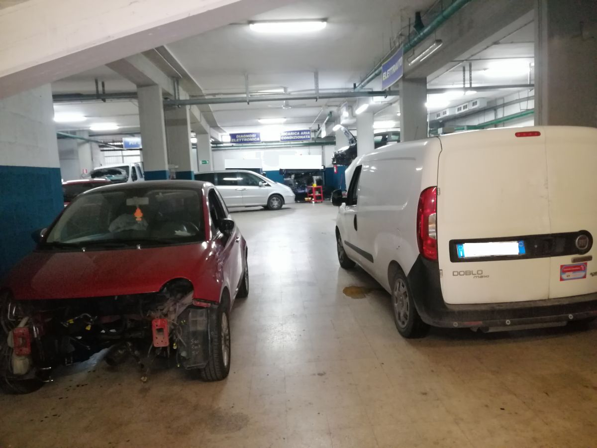 Auto officina di  6 vani /700 mq  a Bari - Carbonara