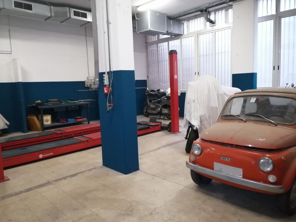 Auto officina di  6 vani /700 mq  a Bari - Carbonara