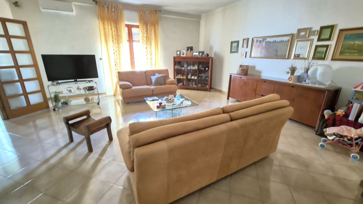 Appartamento di  3 vani /147 mq  a Triggiano (zona Casalino)