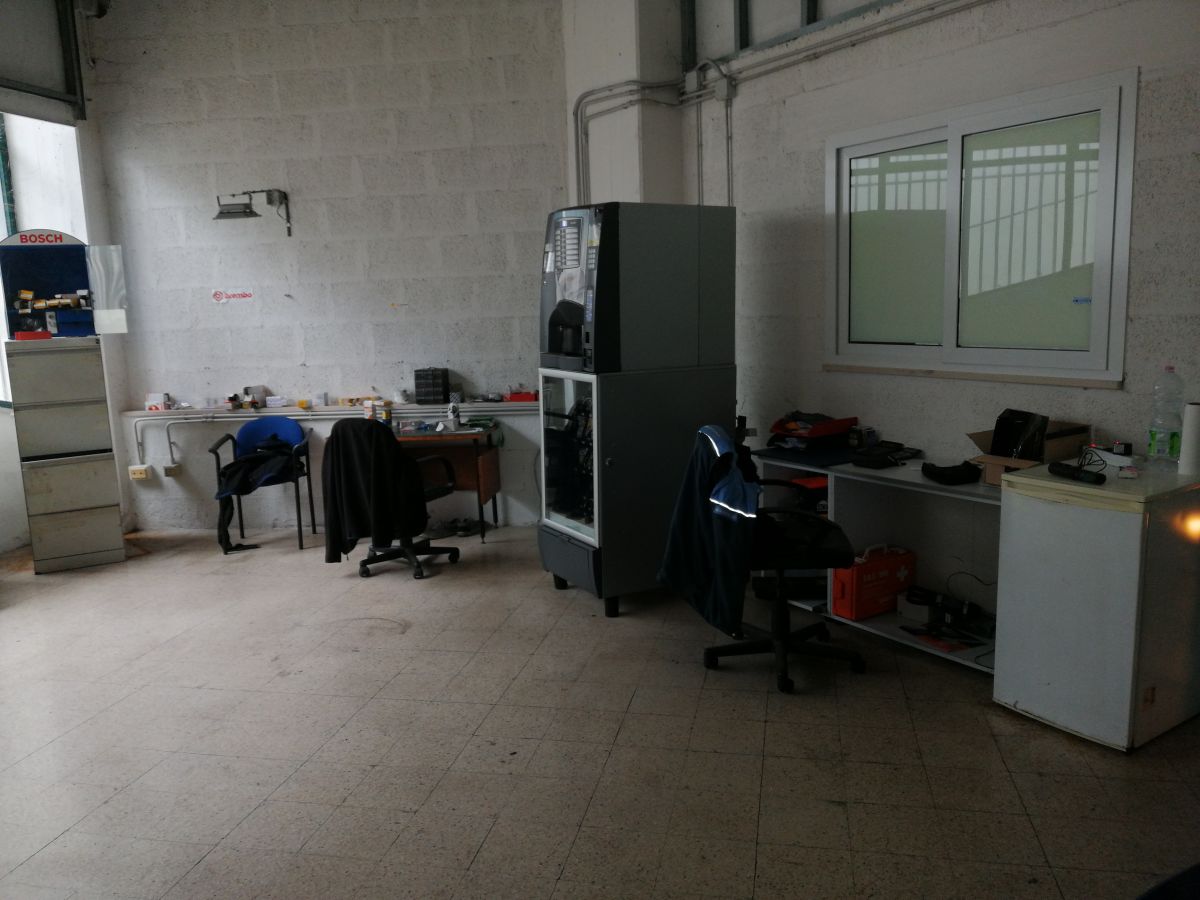 Auto officina di  6 vani /700 mq  a Bari - Carbonara