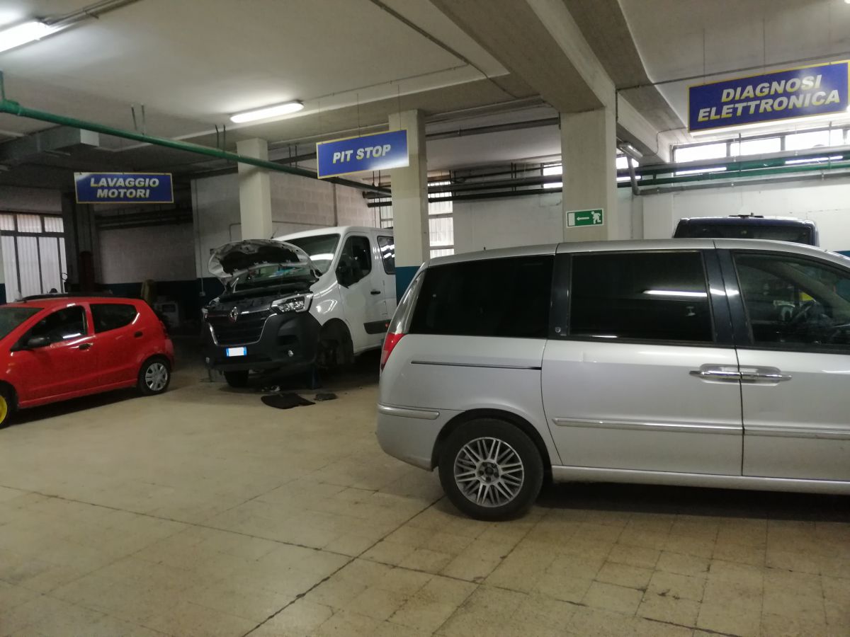 Auto officina di  6 vani /700 mq  a Bari - Carbonara