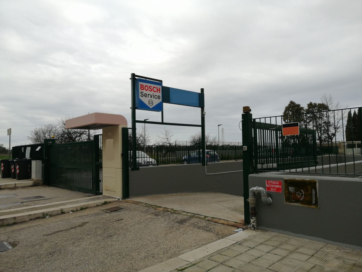 Auto officina di  6 vani /700 mq  a Bari - Carbonara