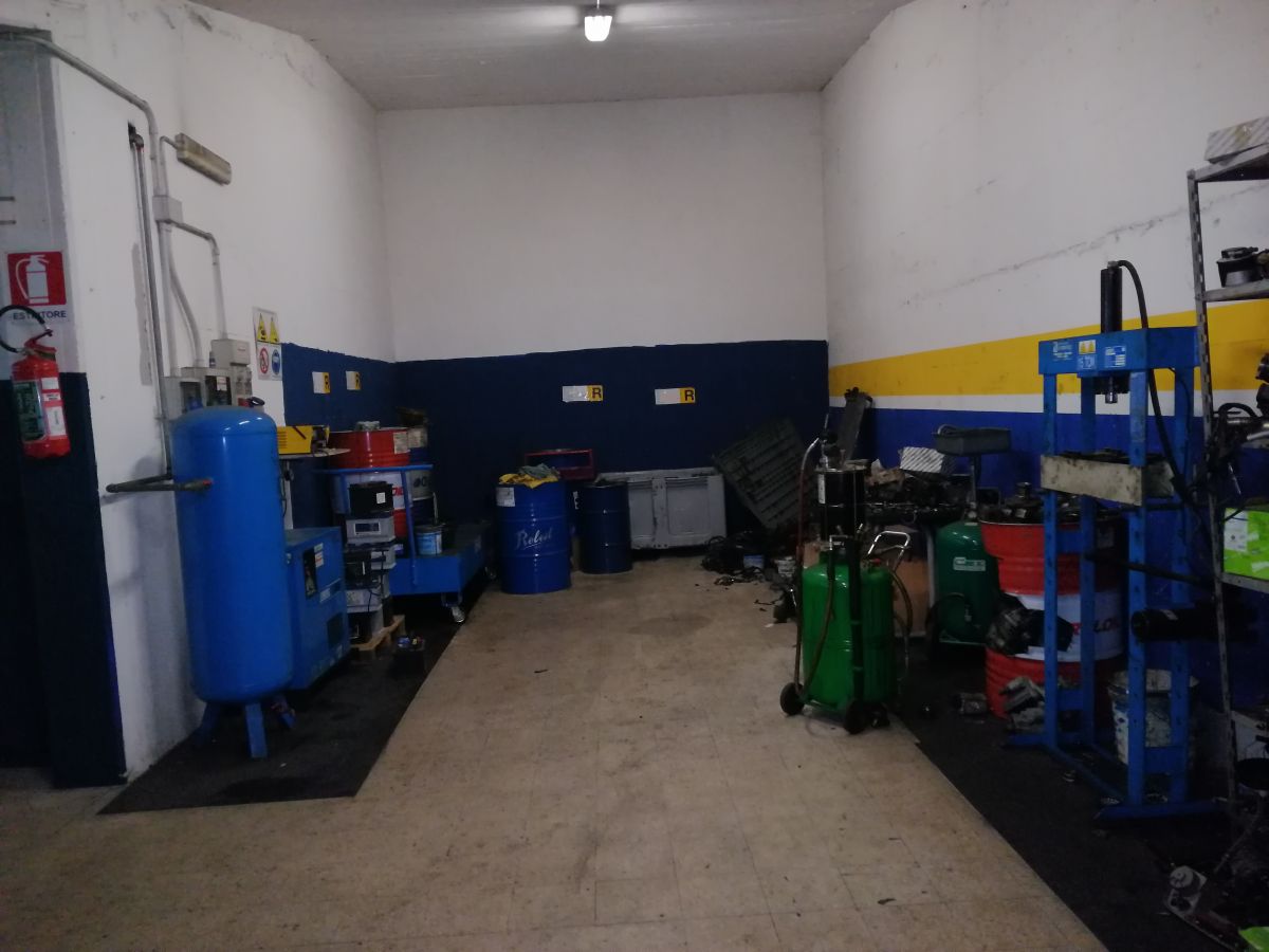 Auto officina di  6 vani /700 mq  a Bari - Carbonara