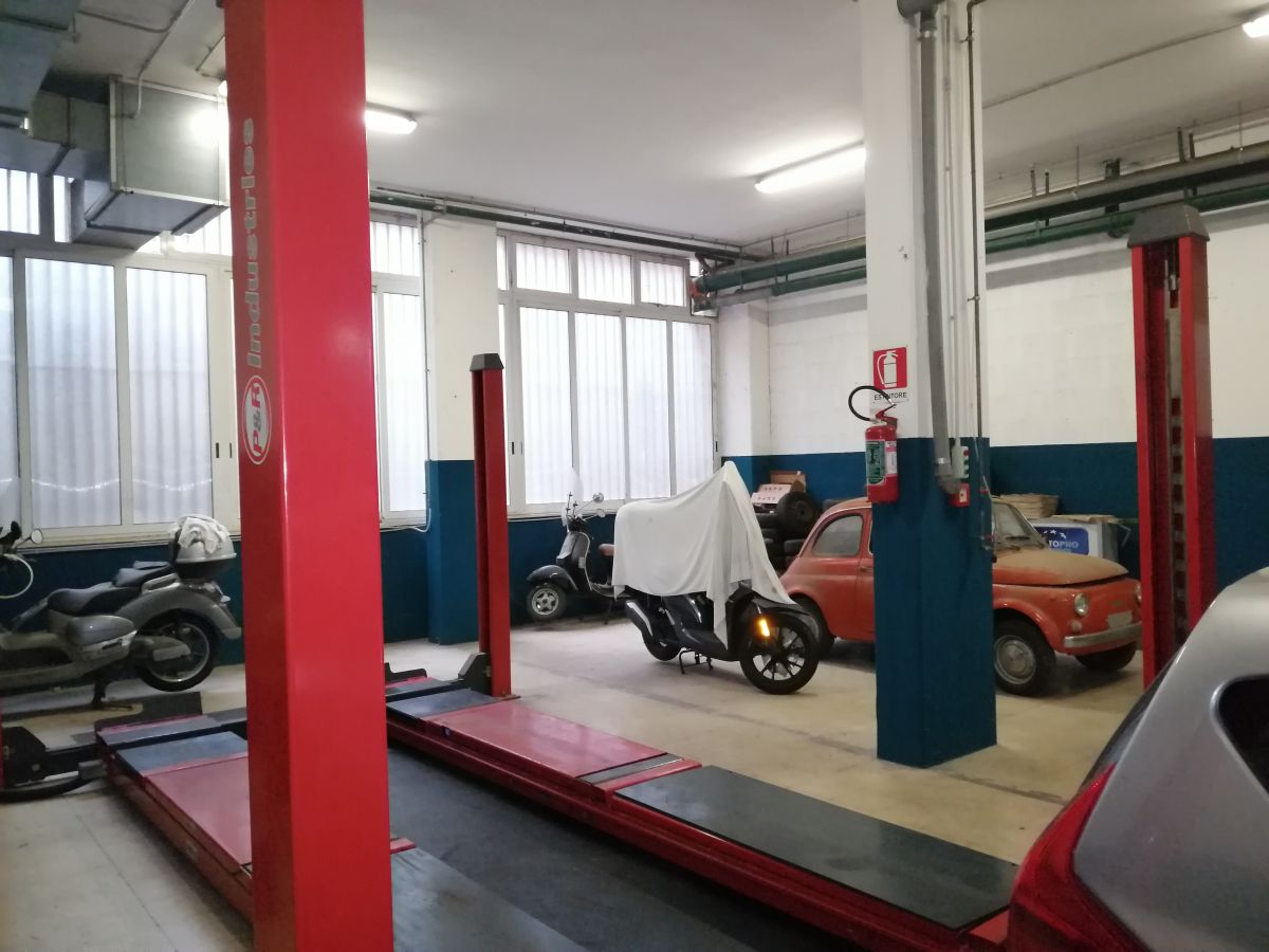 Auto officina di  6 vani /700 mq  a Bari - Carbonara