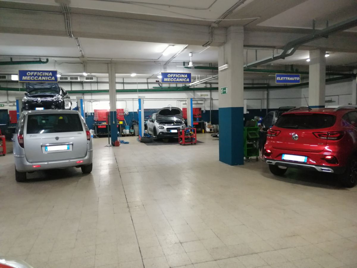 Auto officina di  6 vani /700 mq  a Bari - Carbonara