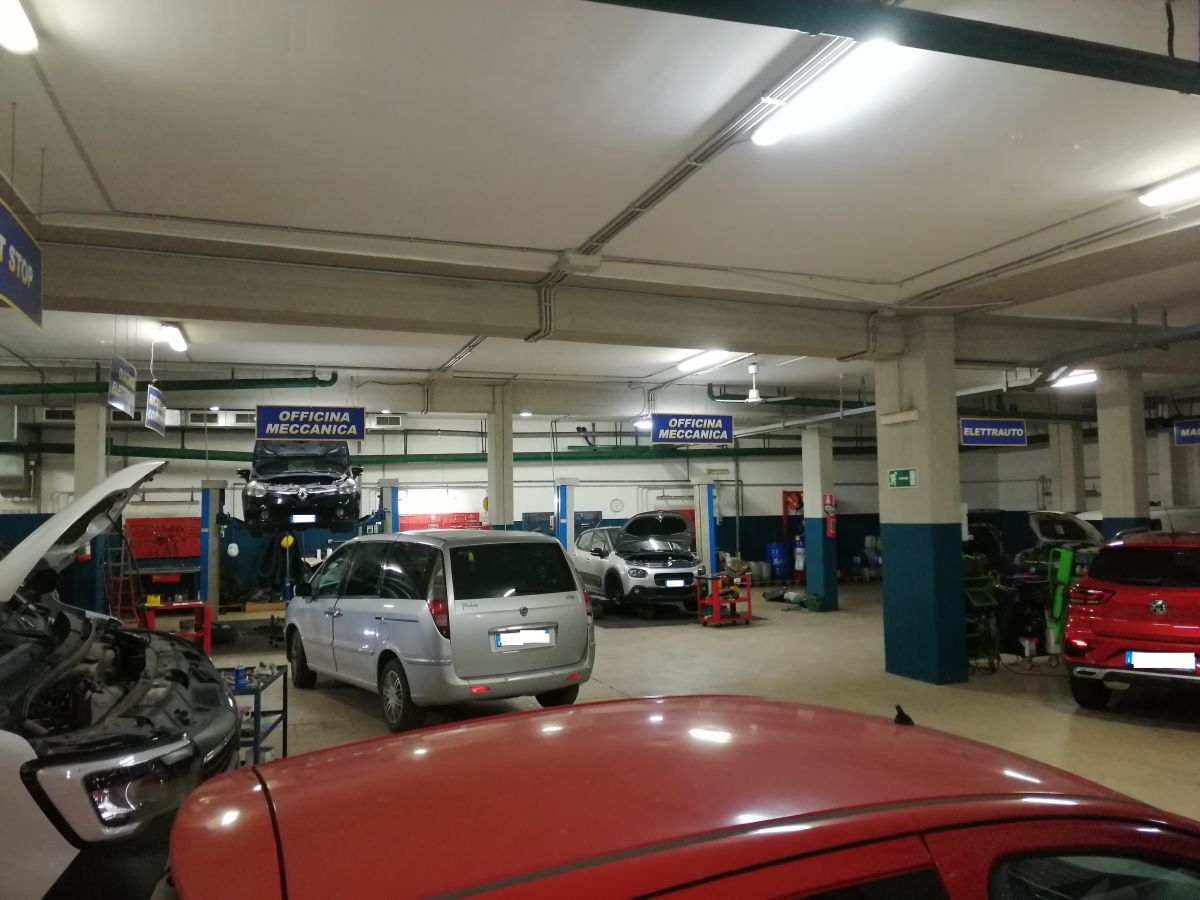 Auto officina di  6 vani /700 mq  a Bari - Carbonara