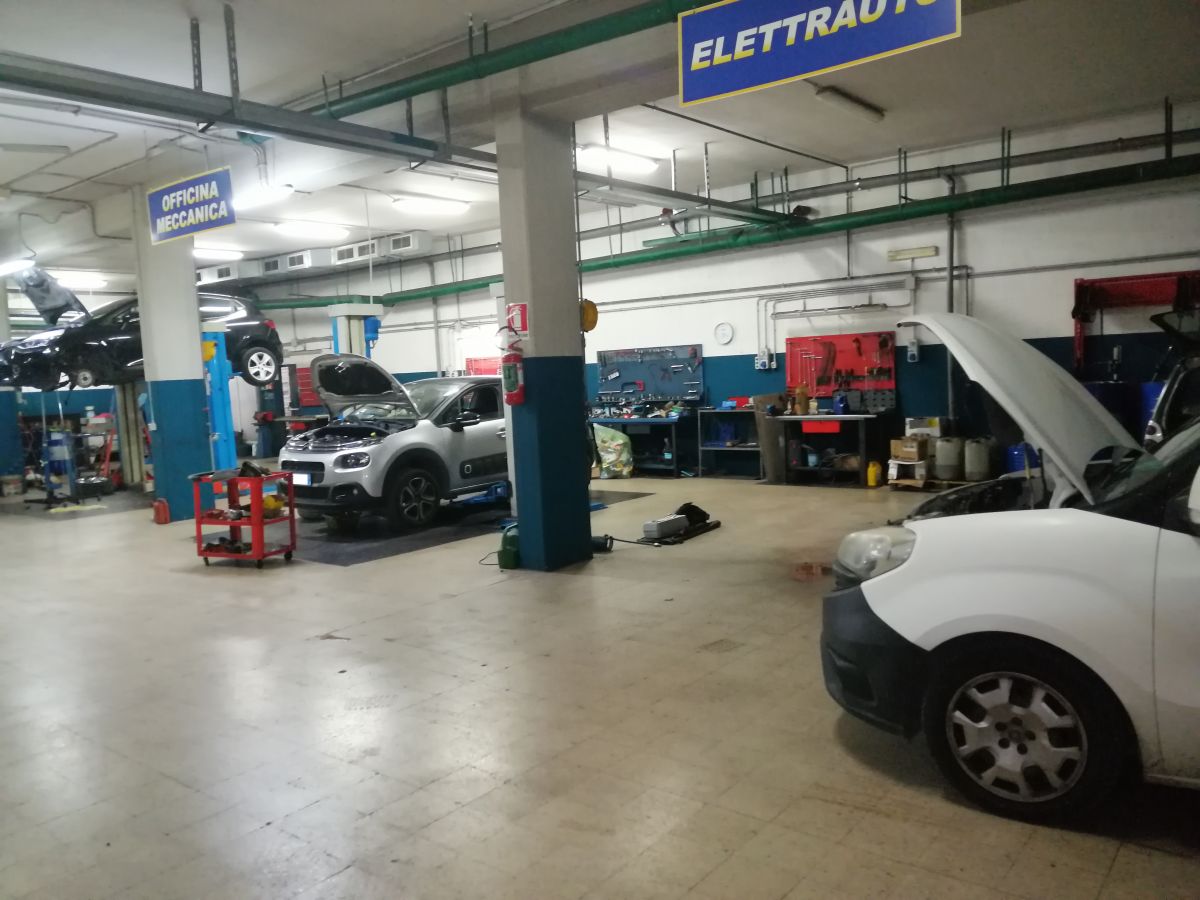 Auto officina di  6 vani /700 mq  a Bari - Carbonara